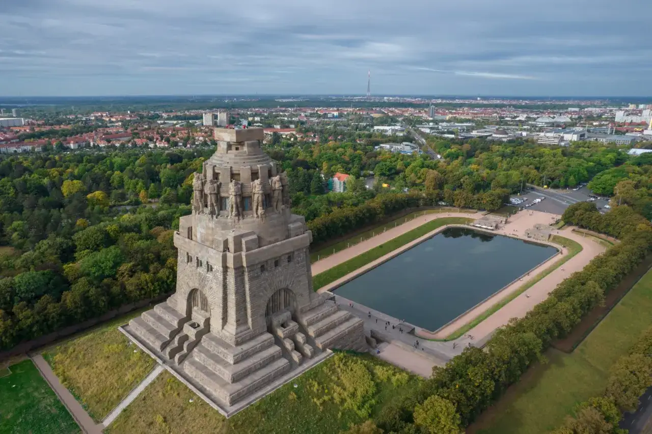 Pomnik Bitwy Narodów w Lipsku, mieście w Saksonii znanym z międzynarodowych targów. Monumentalna budowla góruje nad parkiem i stawem.