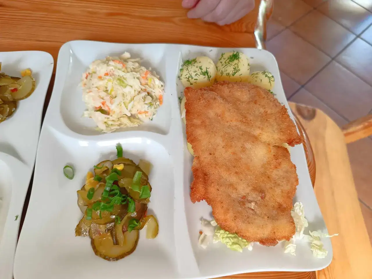 Schabowy z ziemniakami i surówką, a do tego ogórki. Zastanawiasz się, ile kosztuje obiad nad morzem?