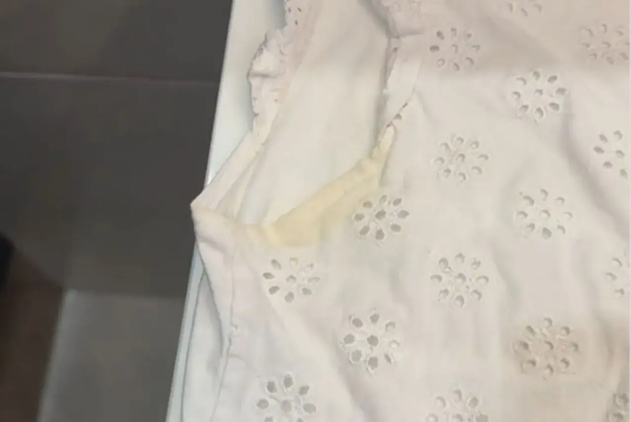 ż&oacute;łte plamy na białej bluzce przyczyny