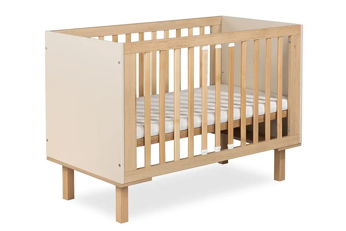 Nowoczesne ł&oacute;żeczko dla dziecka z drewnianymi szczebelkami i kremowymi panelami. Idealne, gdy kupić ł&oacute;żeczko dla dziecka, by zapewnić mu bezpieczny sen.