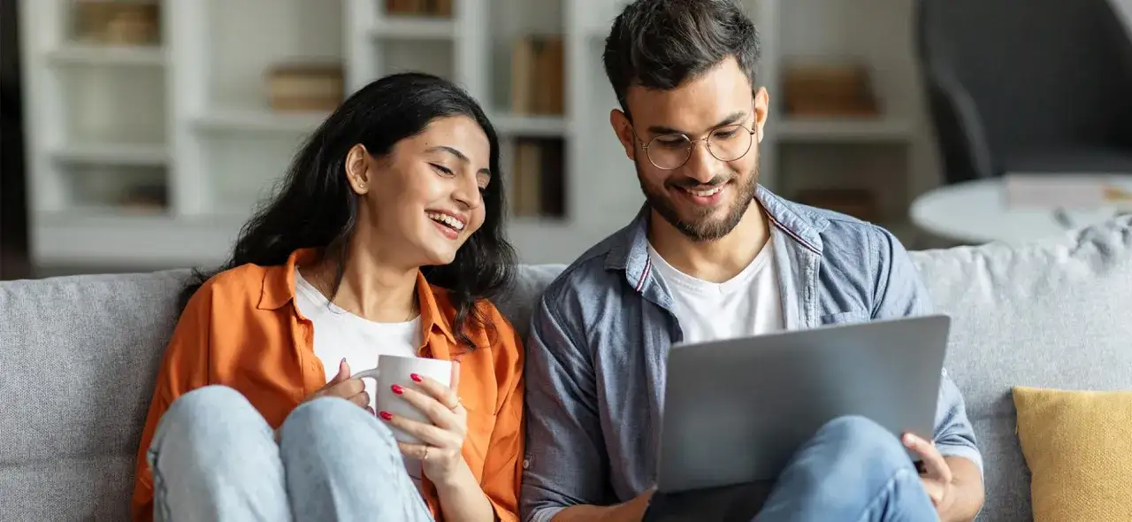 Pacjent korzystający z Internetowego Konta Pacjenta na komputerze lub smartfonie