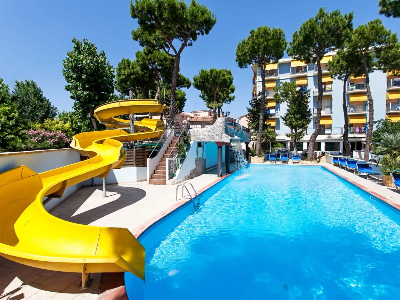 Piscina hotel Rimini per famiglie con bambini