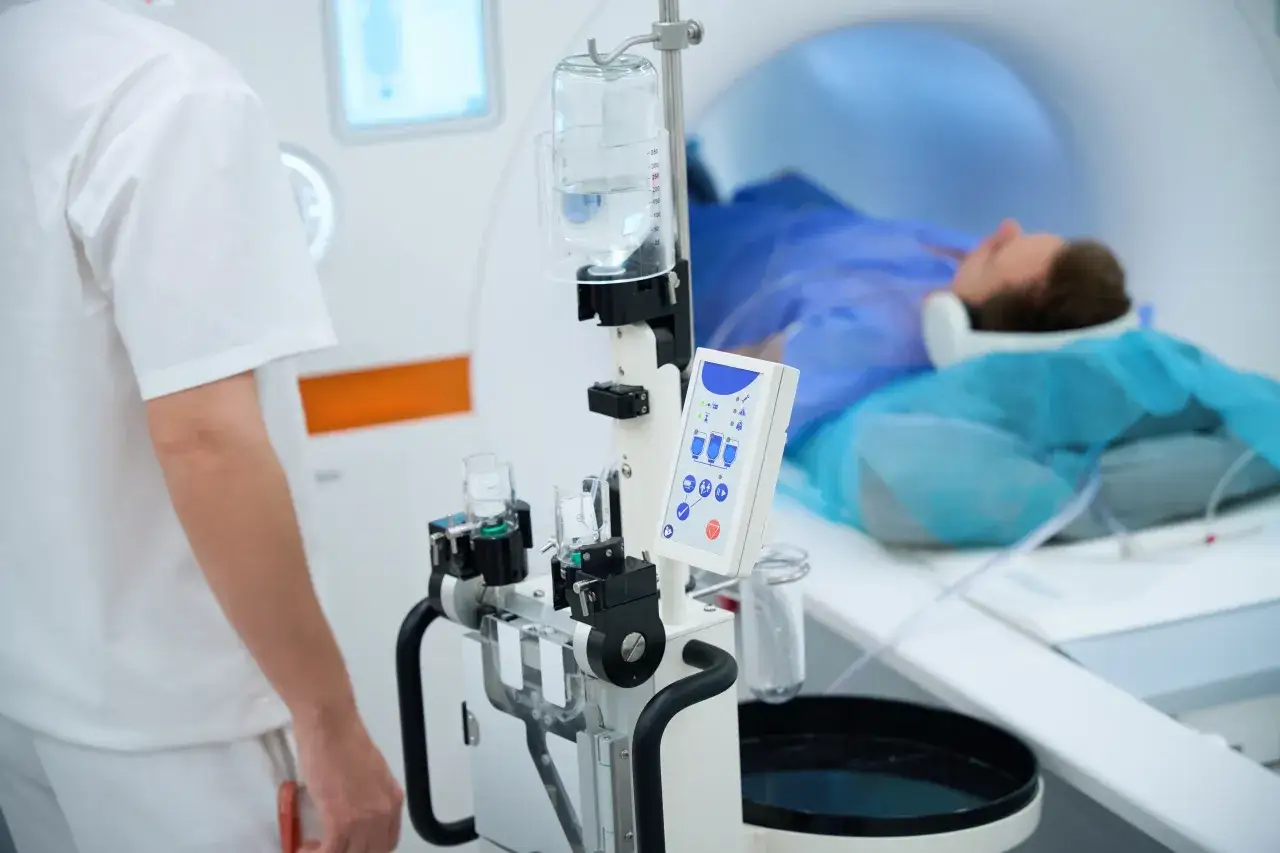 Zmartwiony pacjent szukający pomocy medycznej, symbolizujący problem z dostępem do specjalistów