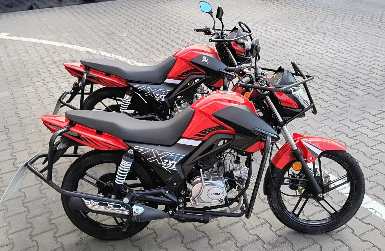 Dwa czerwone motocykle Romet ZXT stoją obok siebie. Idealna kategoria na motor dla początkujących.