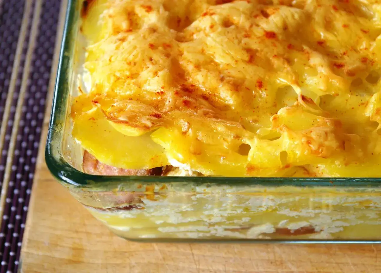 Wegańska zapiekanka ziemniaczana w naczyniu żaroodpornym, z chrupiącym wierzchem