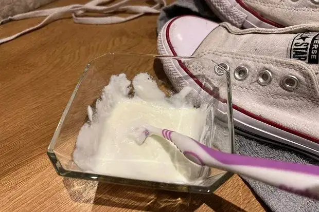 domowe sposoby czyszczenia białych but&oacute;w soda pasta do zęb&oacute;w