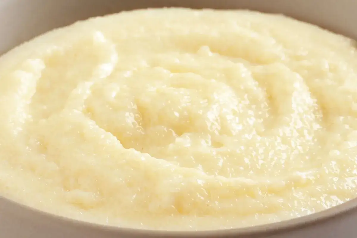 Gładka, kremowa kasza manna w miseczce. Idealna na śniadanie, prosty kasza manna przepis.