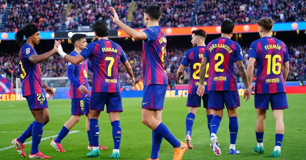 Piłkarze Barcelony świętują, ale czy barcelona odpadła z ligi mistrzów? Na boisku widać radość, ale przyszłość w rozgrywkach pozostaje niepewna.