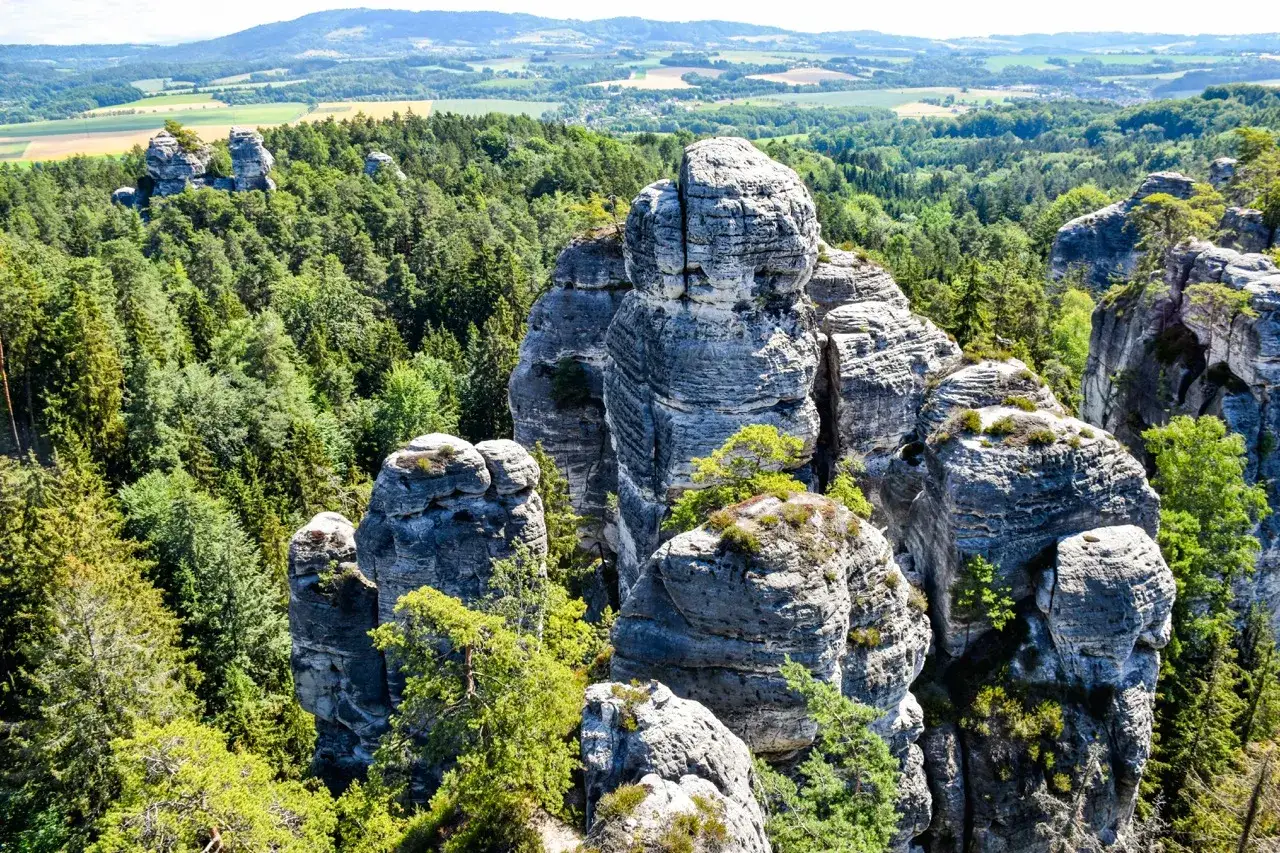 Majestatyczna, hruba skala wznosi się pośr&oacute;d gęstego lasu, tworząc skalne miasto.