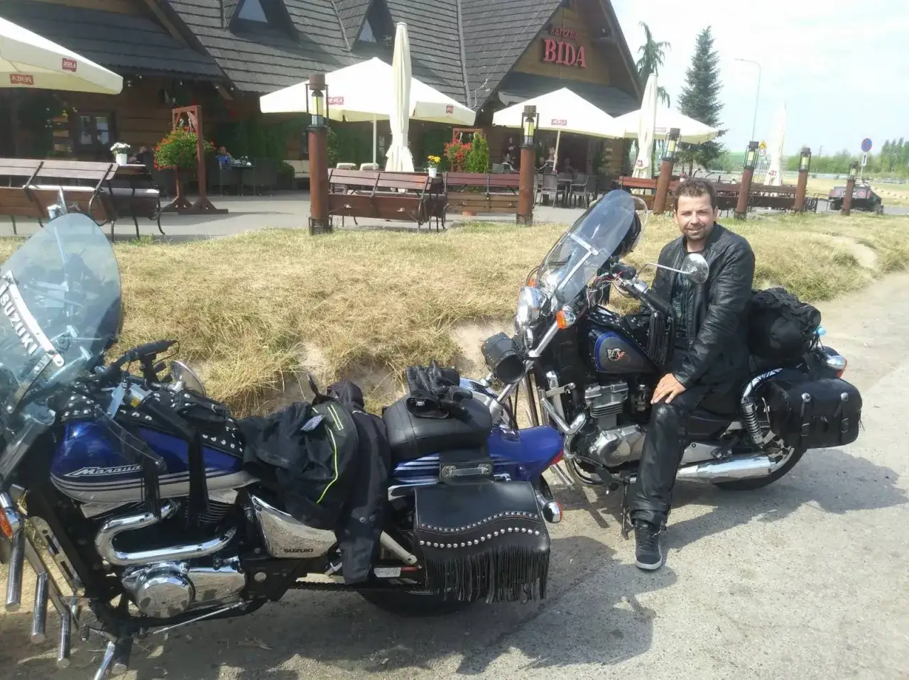 Motocyklista na malowniczej drodze w Lubelskiem