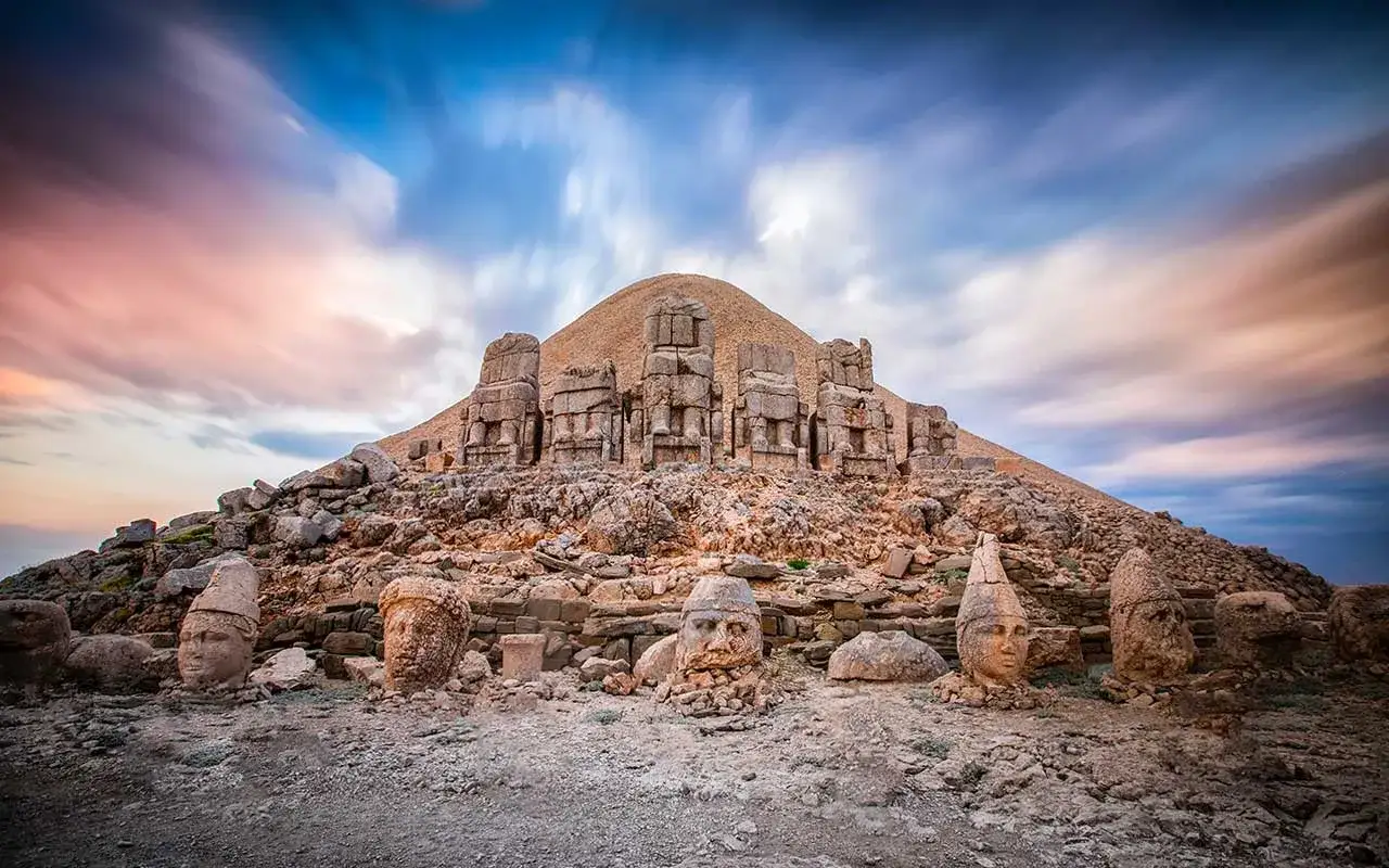 Kamienne głowy bog&oacute;w na g&oacute;rze Nemrut, wznoszące się ku niebu, świadkowie wiek&oacute;w.