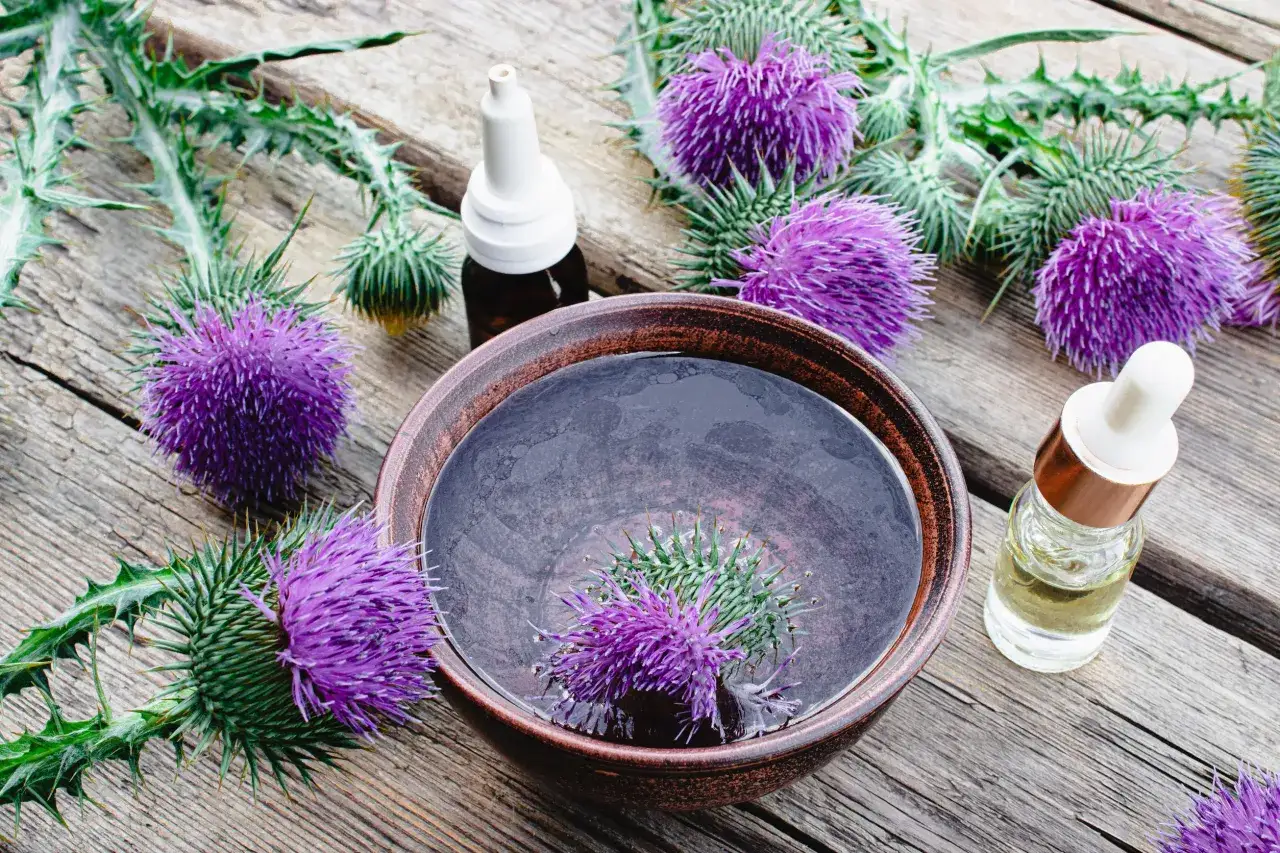 przechowywanie oleju z ostropestu w lodówce, butelka ciemnego szkła olej