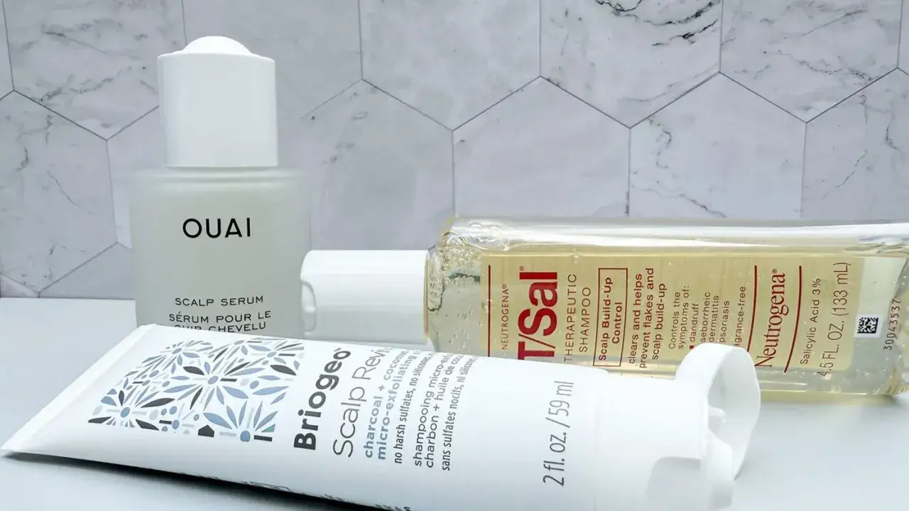 Produkty do pielęgnacji sk&oacute;ry głowy: serum OUAI, szampon T/Sal Neutrogena i peeling Briogeo. Idealne, by pozbyć się problemu, co na łupież.