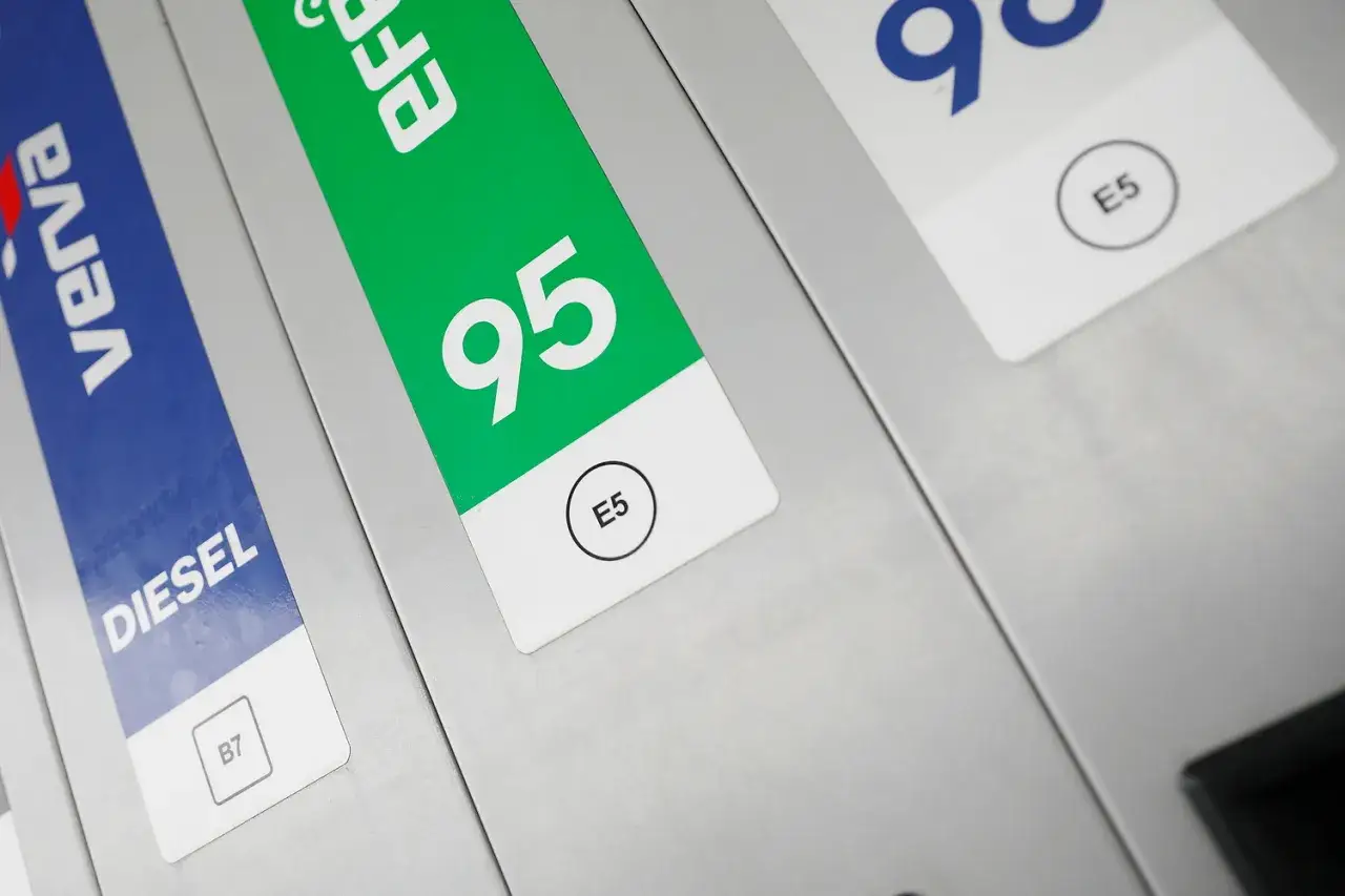 Oznaczenia paliw na dystrybutorze E5 E10 95 98