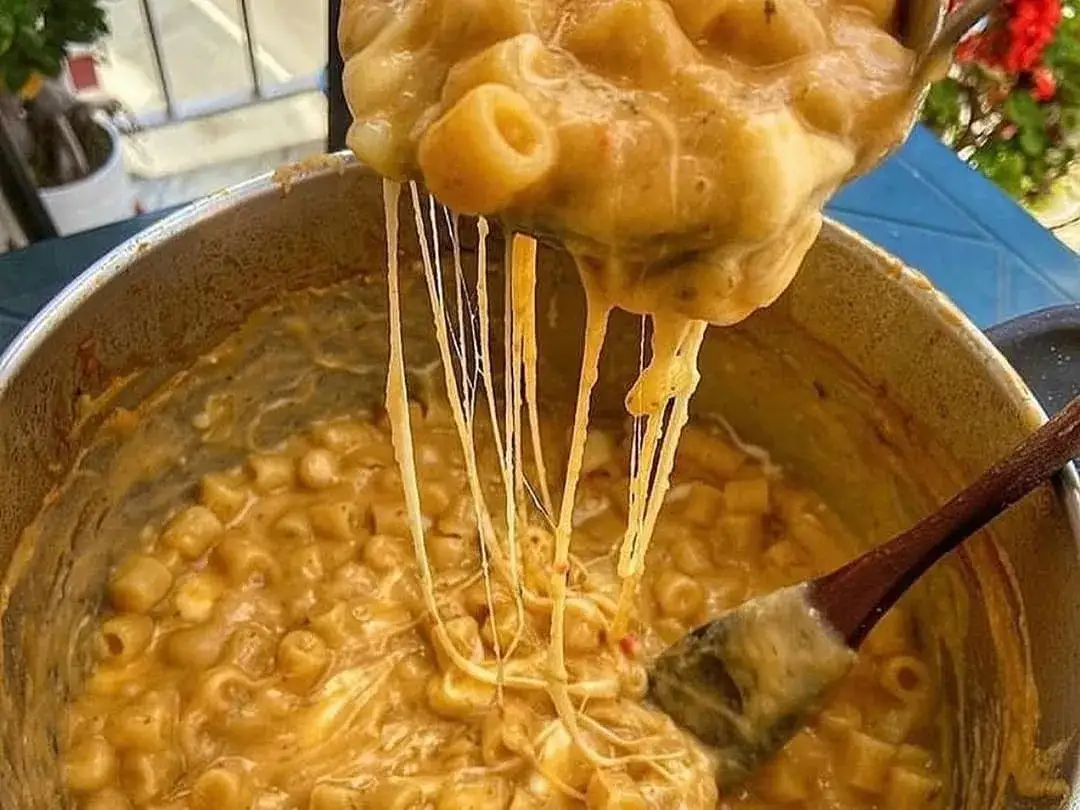 Pasta patate e provola filante