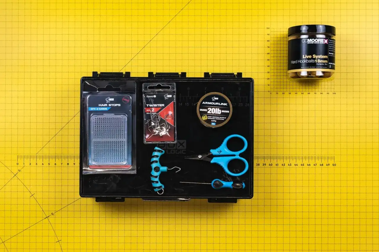 Zestaw do wiązania haczyka z włosem: stopery, agrafki, nożyczki, haczyki, przypon i kulki proteinowe.