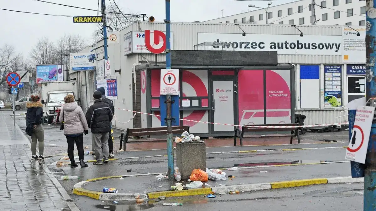 Osoba zdezorientowana na dworcu autobusowym