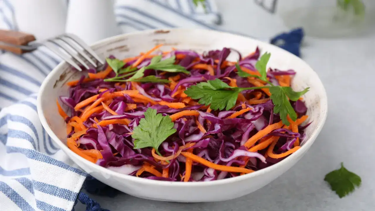 Surówka z czerwonej kapusty i marchewki, gotowa do podania. Ile czasu musi przegryźć się surówka z czerwonej kapusty przed podaniem?