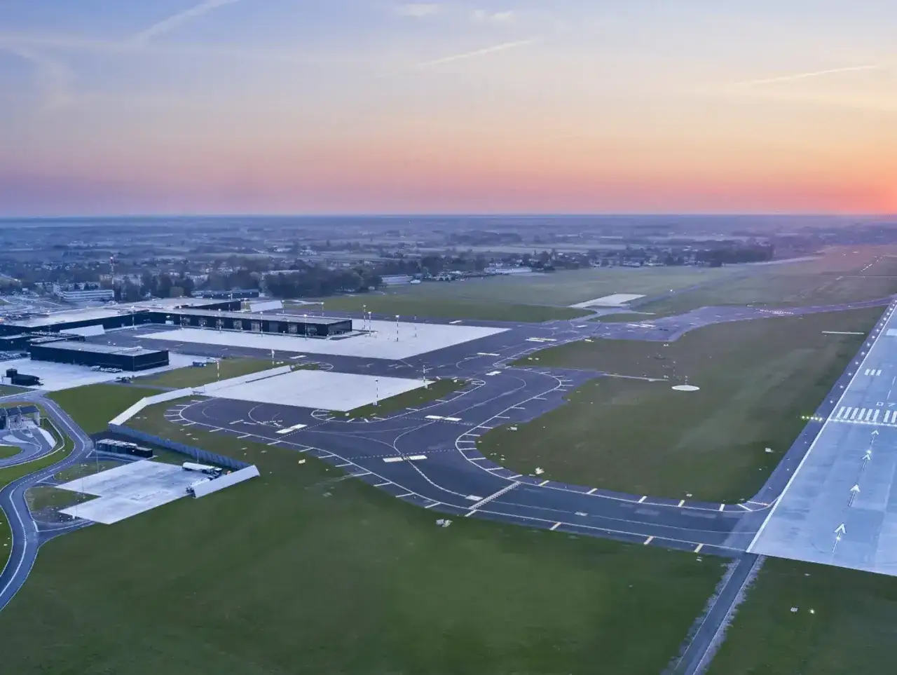 Lotnisko Warszawa-Radom terminal i samoloty