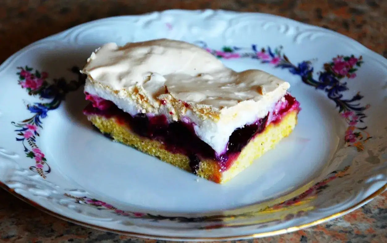 wariacje ciasta czeskiego z owocami i bezą