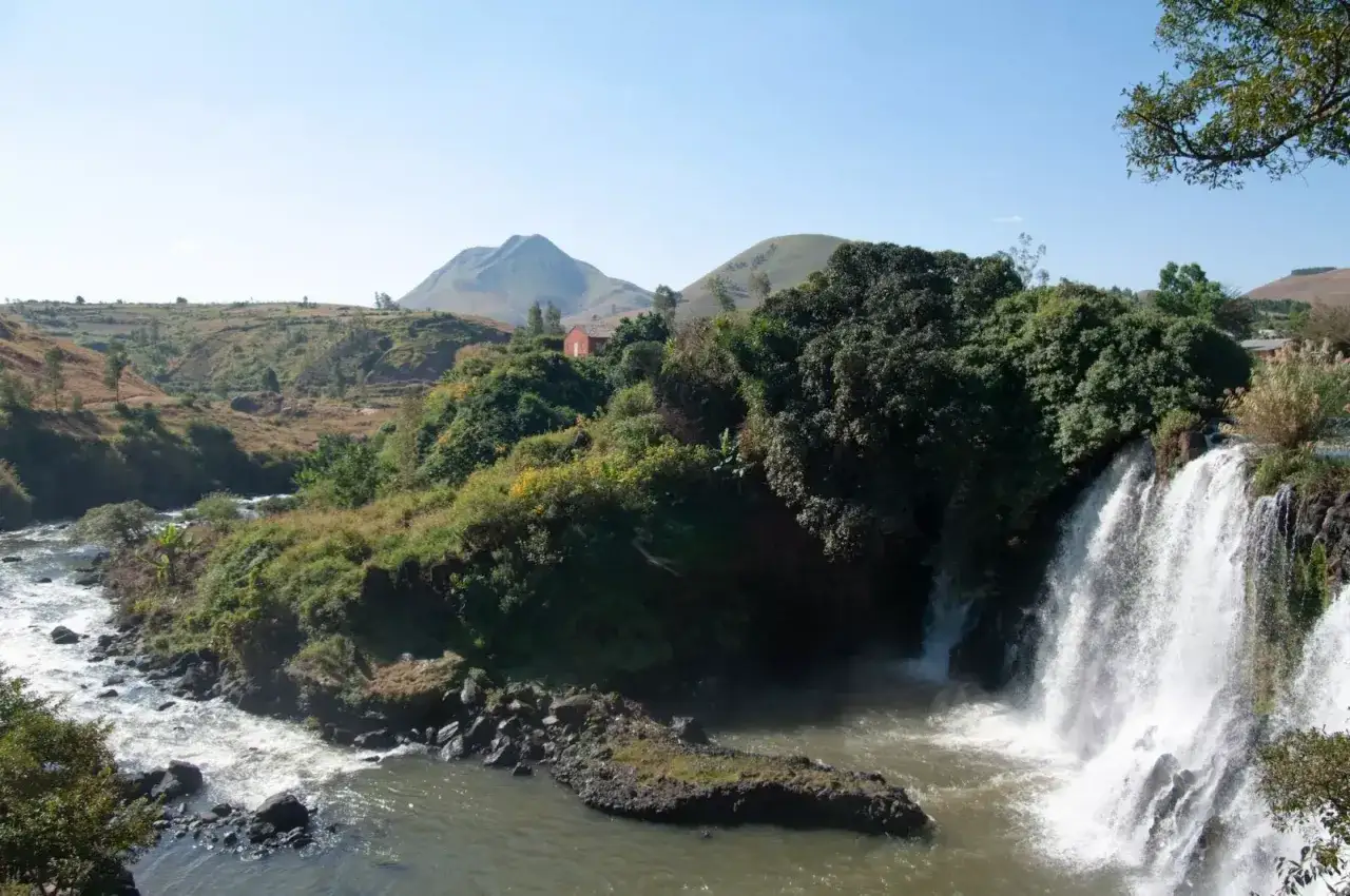 Malowniczy wodospad i rzeka na Madagaskarze. Idealne miejsce na zwiedzanie i podziwianie przyrody.