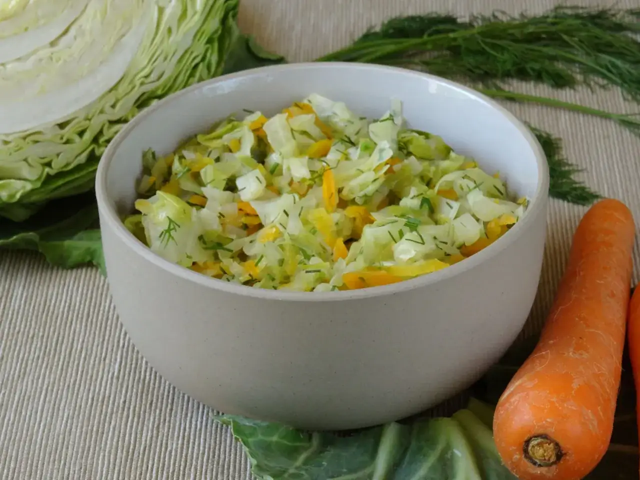 świeża biała kapusta marchew cebula