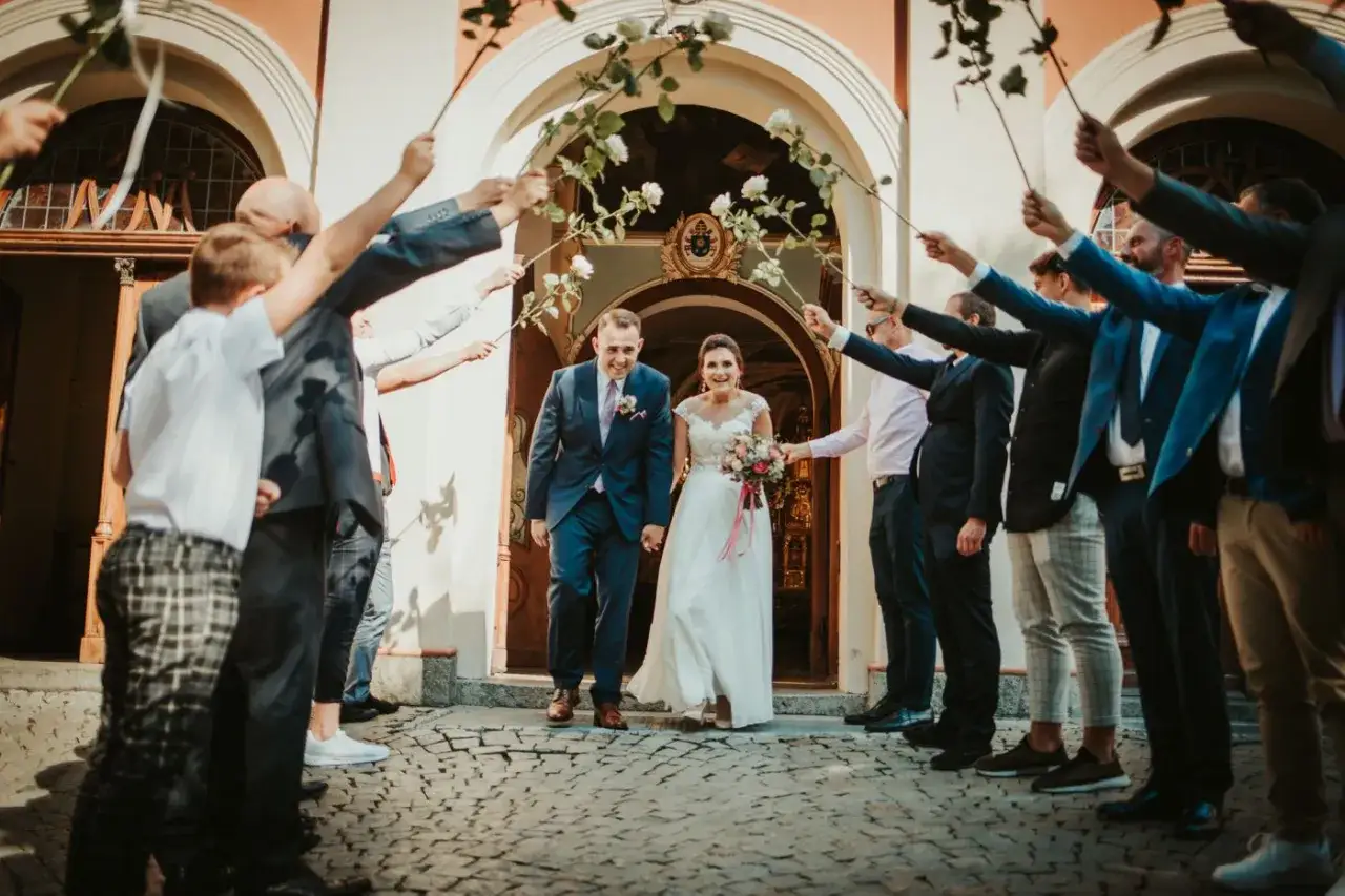 para młoda czyta umowę ślubną