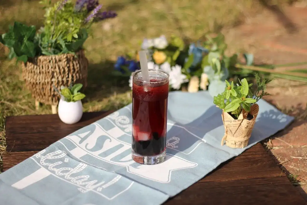 Drink z ginem i czarną porzeczką