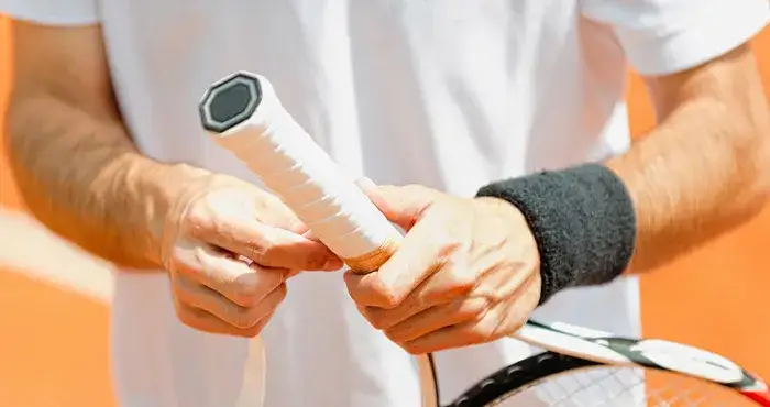 Zdjęcie Jak założyć tłumik drgań w rakiecie tenisowej i poprawić komfort gry