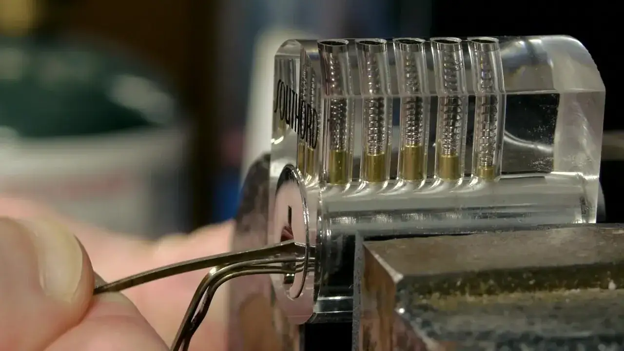 Zdjęcie Jak otworzyć drzwi wsuwką bez uszkodzeń i ryzyka złamania zamka