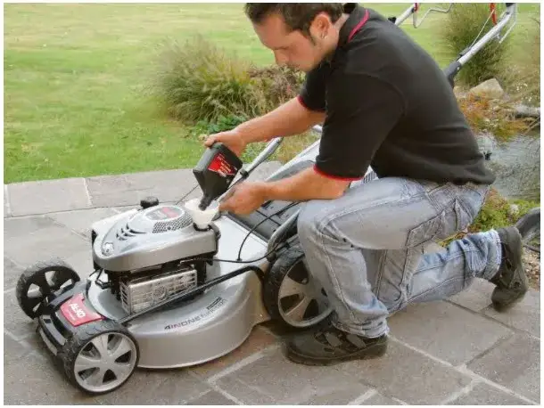 Zdjęcie Wymiana oleju w kosiarce: czy lepiej na zimnym czy ciepłym silniku?