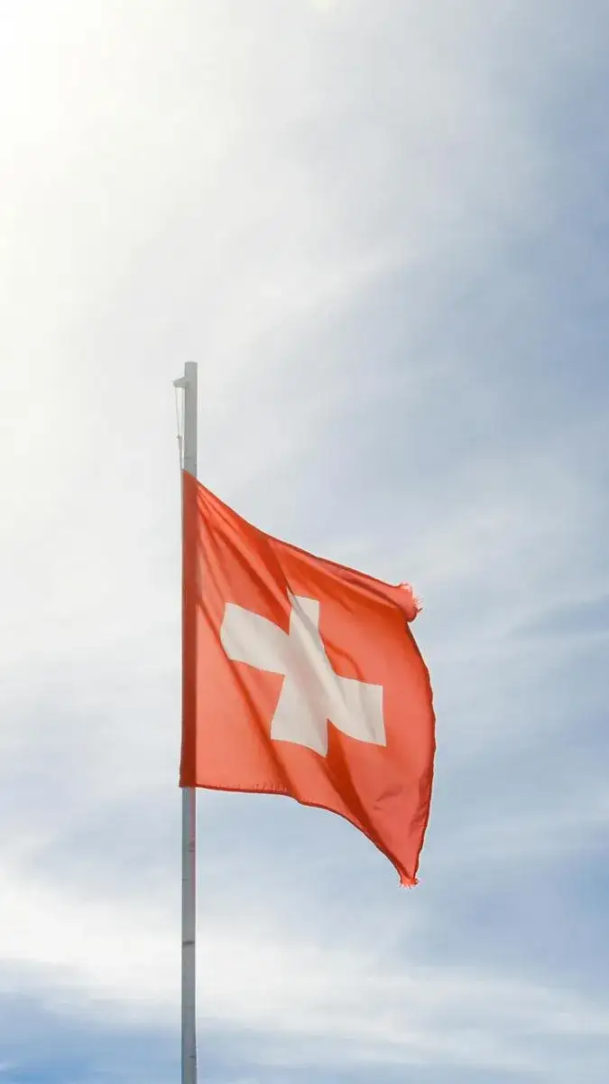 Zdjęcie Dlaczego flaga Szwajcarii jest kwadratowa? Odkryj jej tajemnice i historię