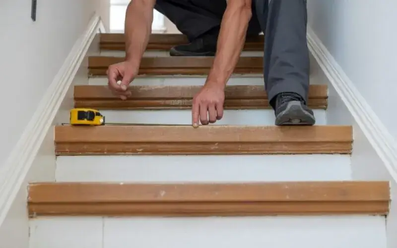 Zdjęcie Czym obłożyć stare drewniane schody, aby uniknąć kosztownych błędów?