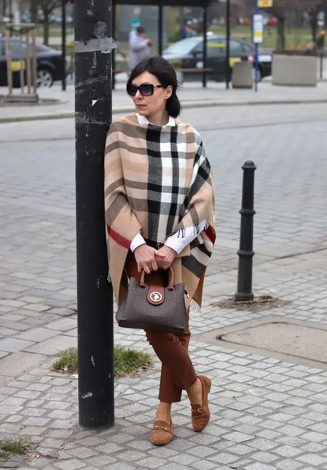 Zdjęcie Czy ponczo jest modne? Odkryj najnowsze trendy i stylizacje