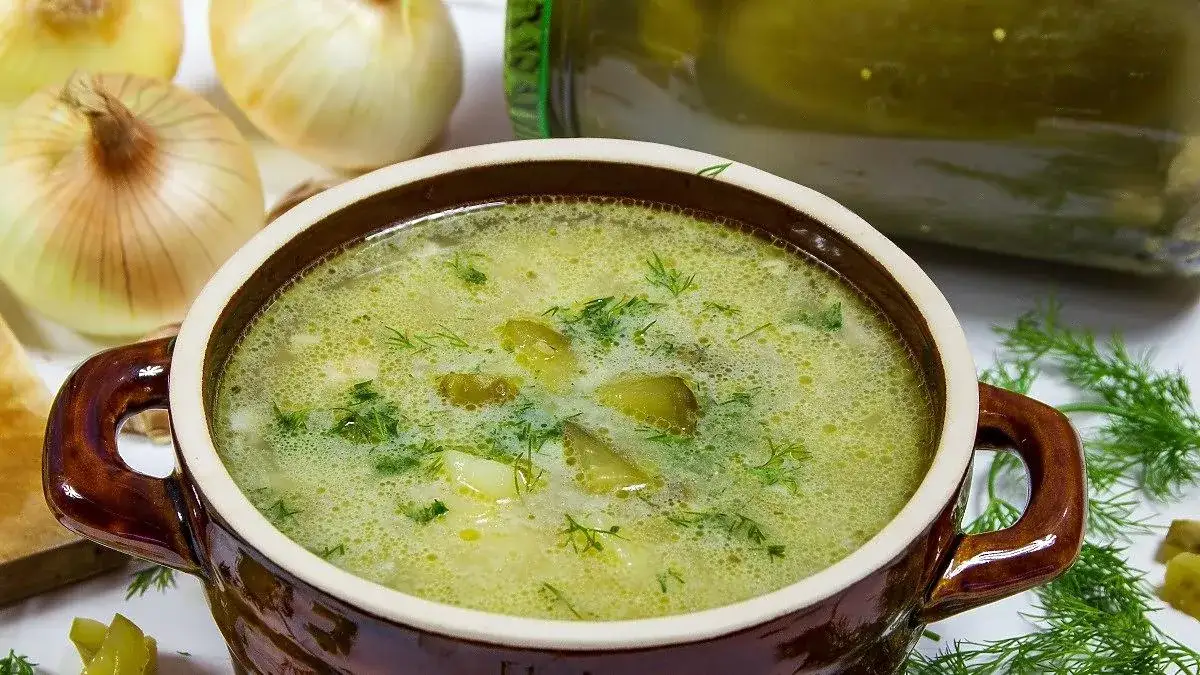 Zdjęcie Co dodać do zupy ogórkowej? 10 składników dla lepszego smaku