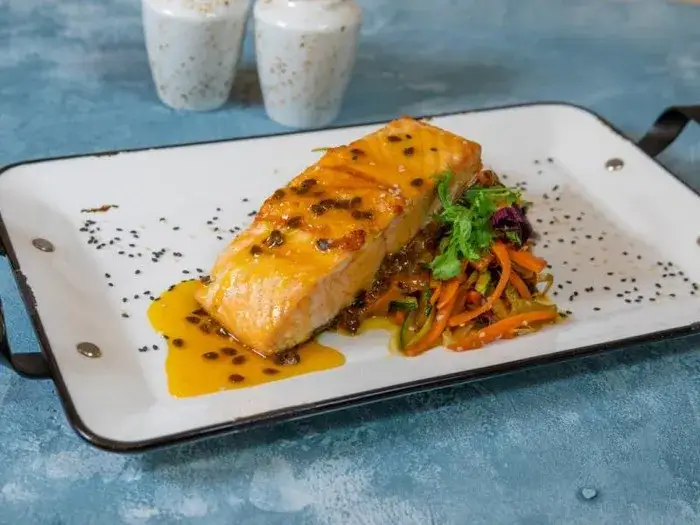 Zdjęcie Z czym podawać łososia na obiad? Kompozycje, kt&oacute;re zachwycą!