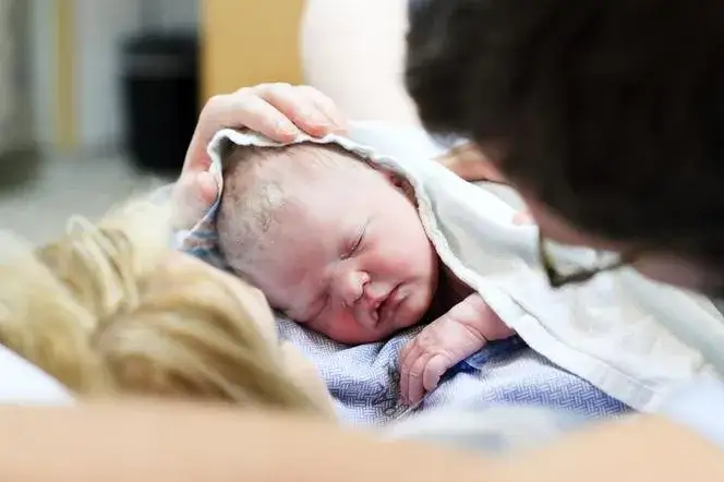 Zdjęcie Cesarka czy poród naturalny - co bezpieczniejsze? Fakty i mity