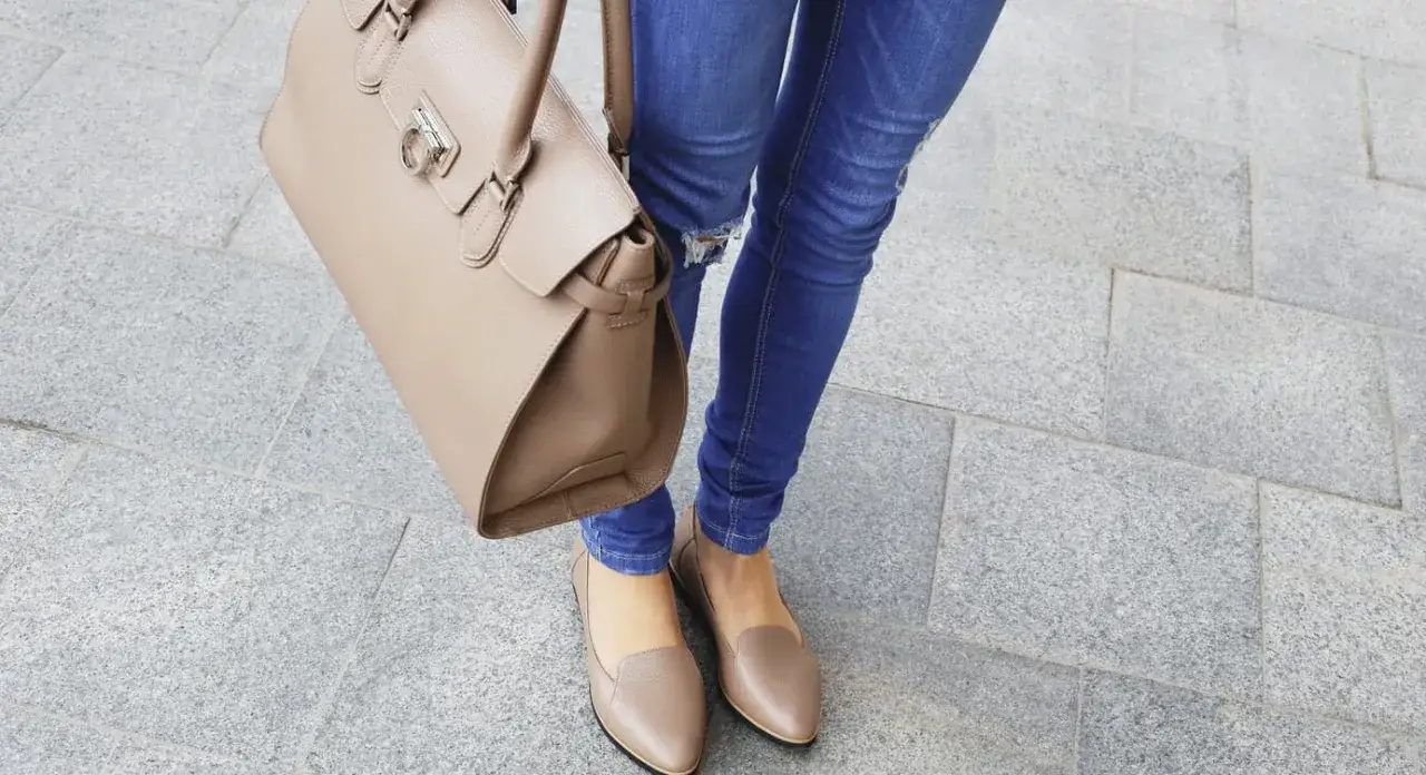 Zdjęcie Modne stylizacje z brązowymi mokasykami. Jak ubrać się elegancko i nie popełnić wpadki?