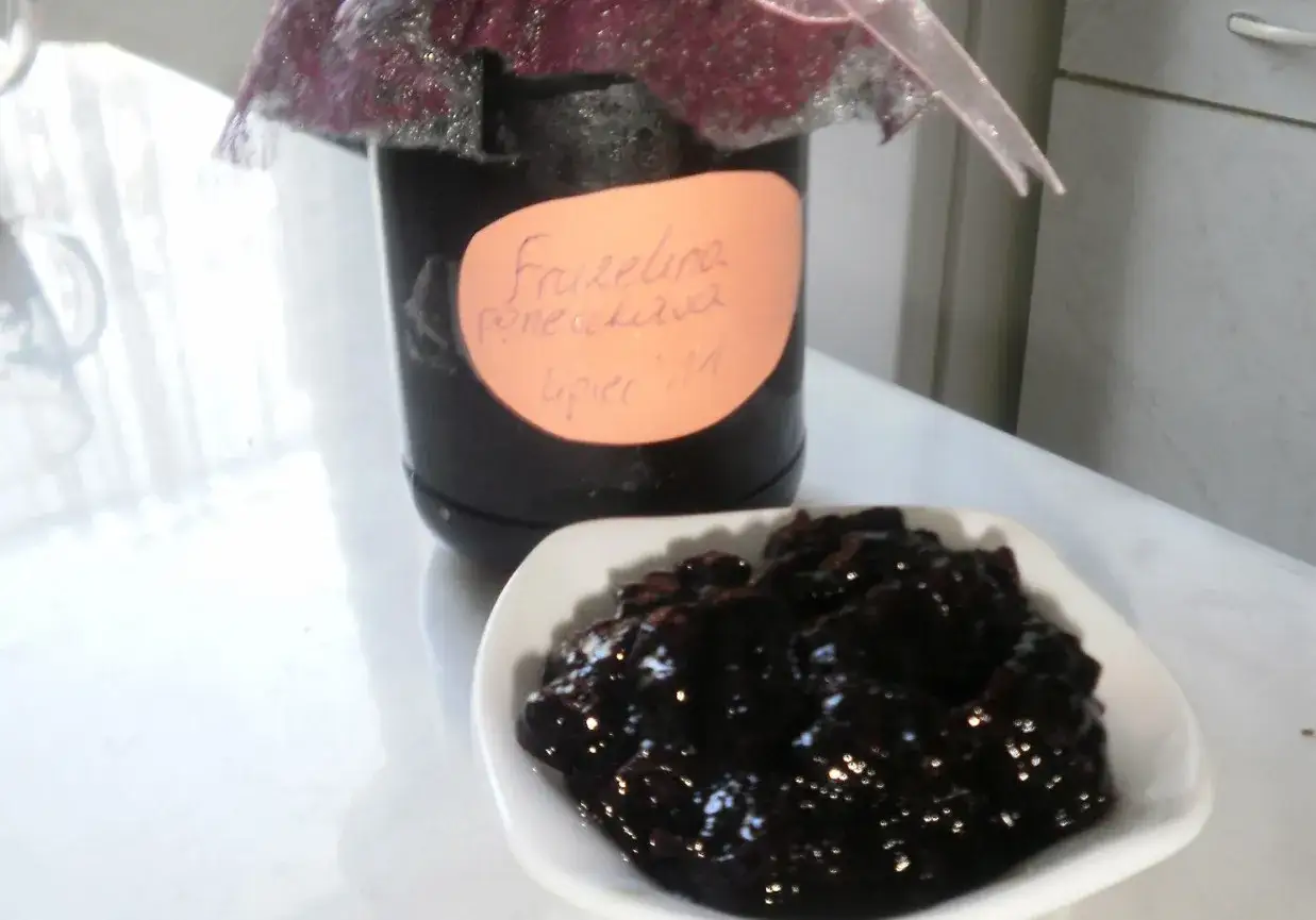Zdjęcie Jak zrobić dżem z czarnej porzeczki do tortu – sprawdzony przepis