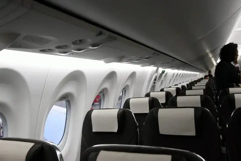 Zdjęcie Dlaczego okna w samolocie muszą być odsłonięte? Kluczowe powody