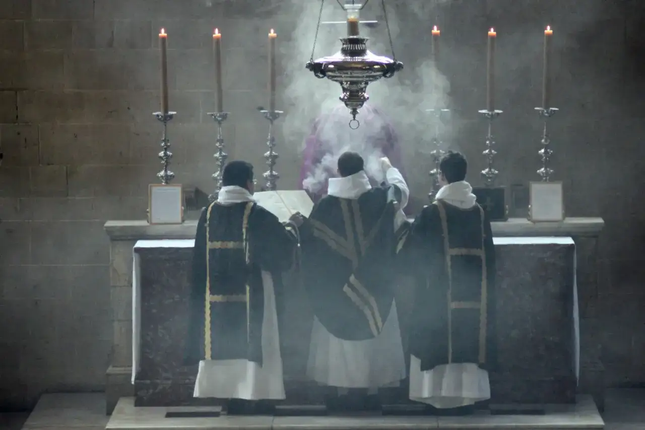 Zdjęcie Czy kadzidełka to grzech? Zrozumienie ich znaczenia w wierze