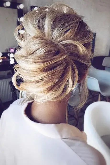 Zdjęcie Jak ułożyć włosy do góry: 5 eleganckich fryzur damskich krok po kroku