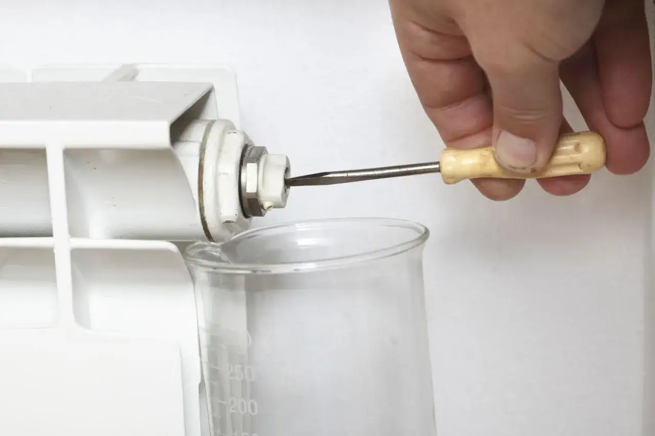 Zdjęcie Jak się odpowietrza grzejniki i uniknąć kosztownych problemów z ogrzewaniem