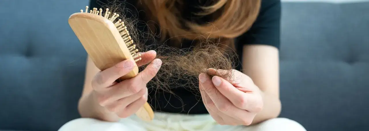 Zdjęcie Co na wypadanie włosów w menopauzie? Poznaj skuteczne metody wsparcia