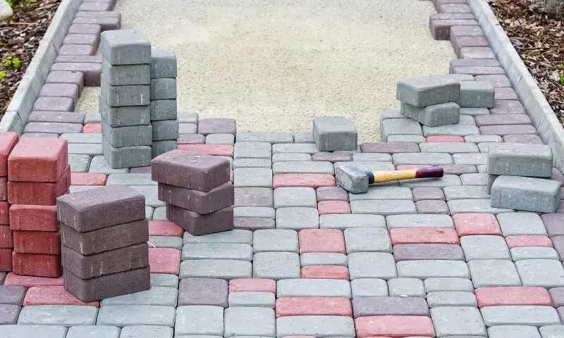 Zdjęcie Czy można pomalować kostkę brukową? Poznaj fakty i metody