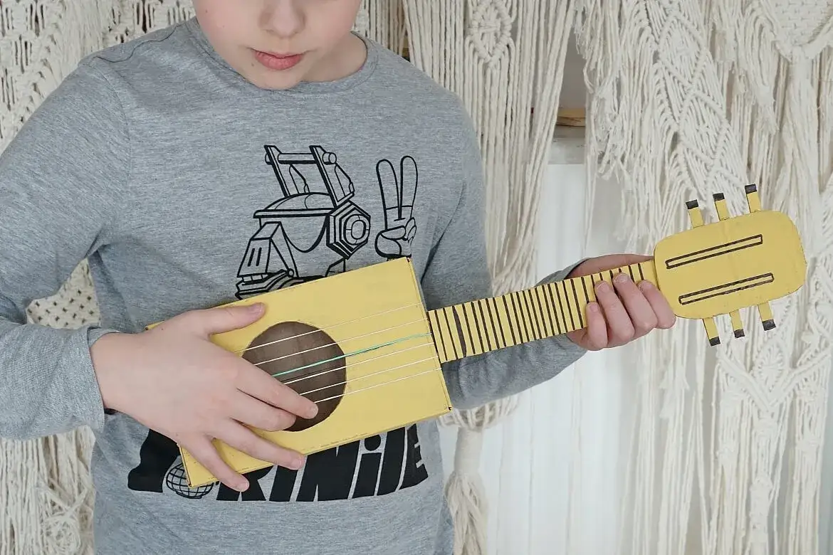 Zdjęcie Gitara z Butelki DIY: Prosta Instrukcja i Zabawa z Dzieckiem
