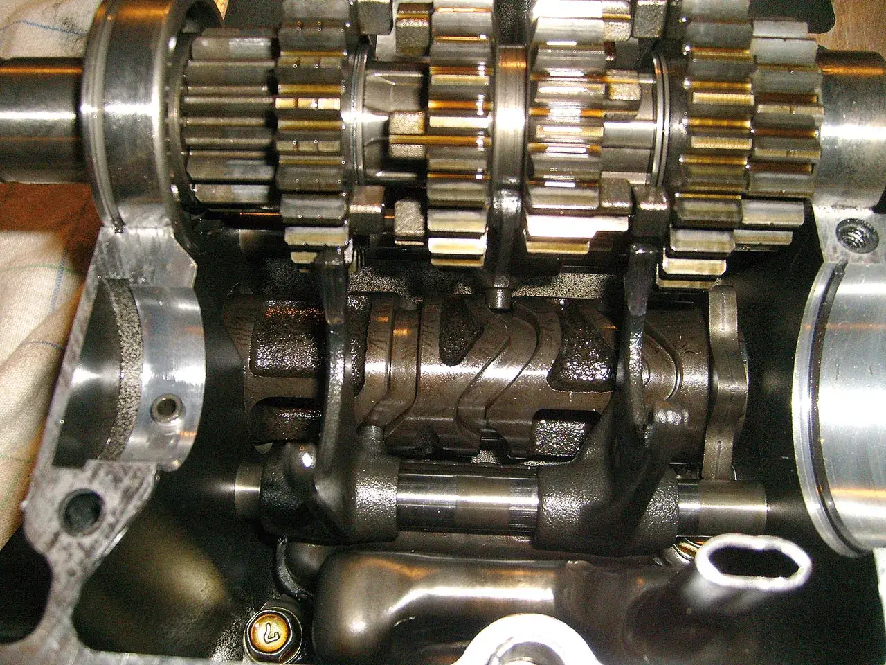 Zdjęcie Objawy uszkodzonej skrzyni biegów w motocyklu, które mogą Cię zaskoczyć