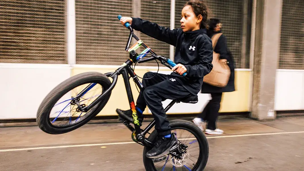 Zdjęcie Czy jazda na jednym kole rowerem jest legalna? Sprawdź, co grozi