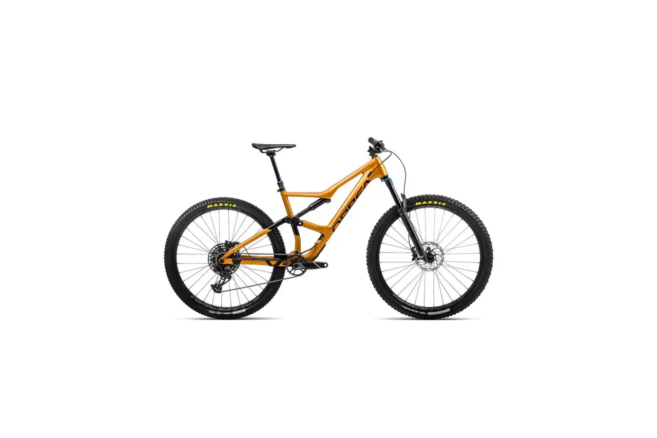 Pomarańczowy rower górski Orbea Occam gotowy na przygody.