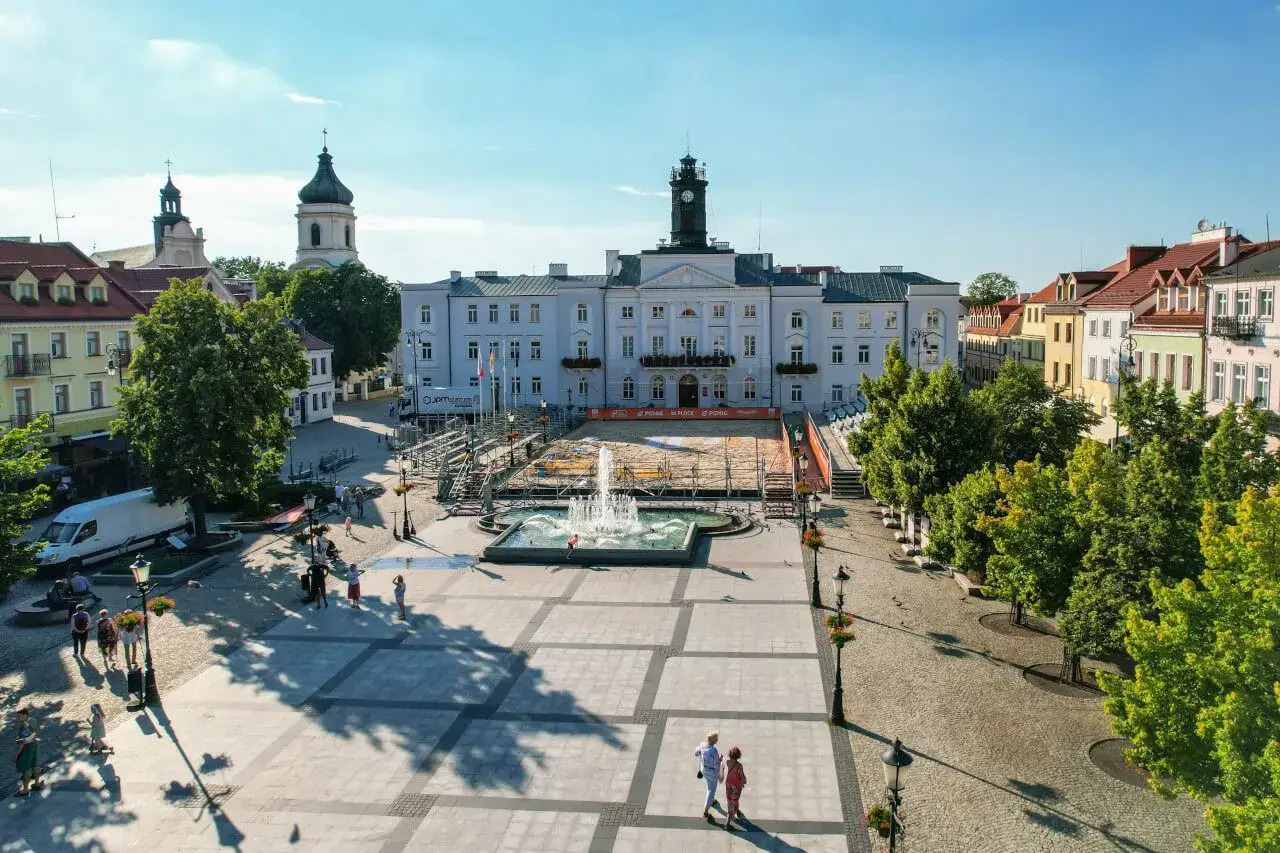 Rynek w Płocku: Ratusz, fontanna i kolorowe kamienice. Idealne miejsce, by zobaczyć w Płocku!
